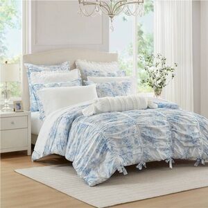 Armoire Collection Full/ Queen Toile Floral
Comforter Blue